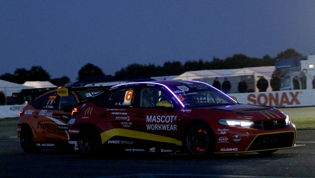 Det bliver et tæt finaleopgør i TCR Denmark - Kasper H. Jensen kom 6 point foran Mike Halder efter Padborg Night Race.
(Foto: Motorsporten.dk)